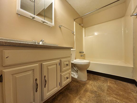 5th image of 1670 Colonial Dr