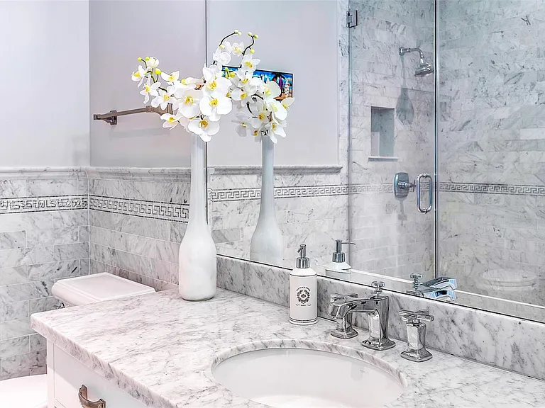 100 S Pointe Dr #2407 — Photo 9