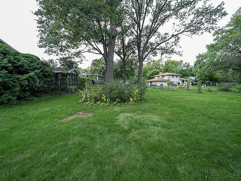 2416 Queens Dr — Photo 11
