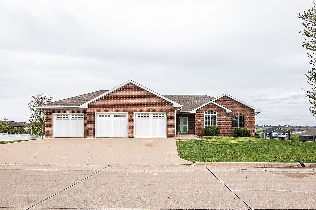 9391 Cashel Dr E, Peosta, IA 52068 Zillow