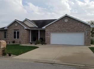 40 Wren Dr, Highland, IL 62249