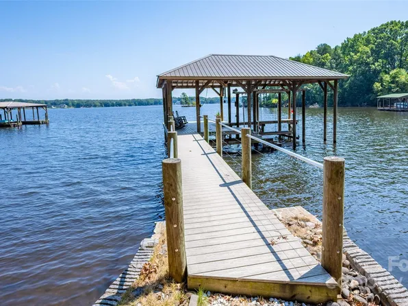 8748 Peninsula Dr, Terrell, NC 28682