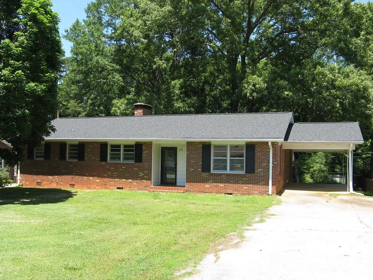 3 bed, 1.5 bath, 1438 sqft, $1,450 — Photo 2
