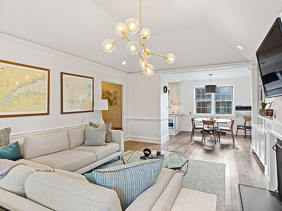 4th image of 6 Chateaux Cir APT 6J