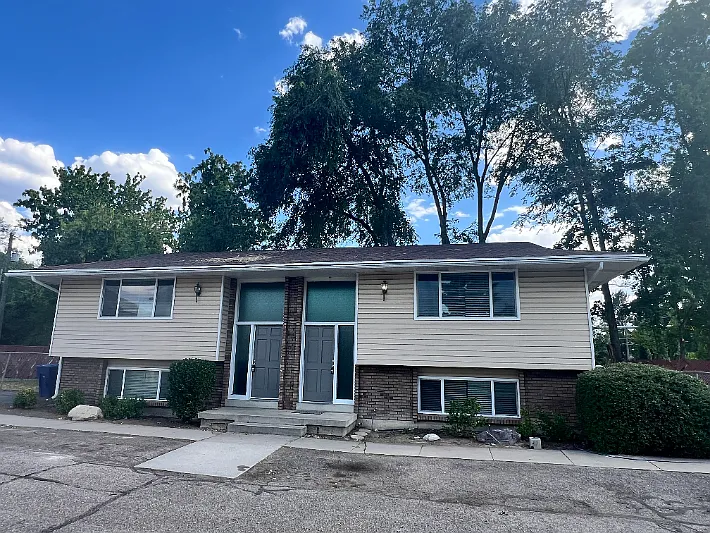 5875 S Highland Dr — Photo 2