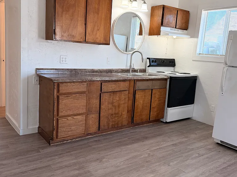 107 N Peach St — Photo 4