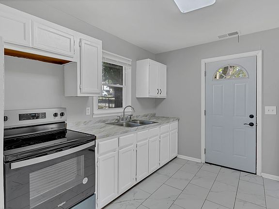 3rd image of 2067 Bessie St