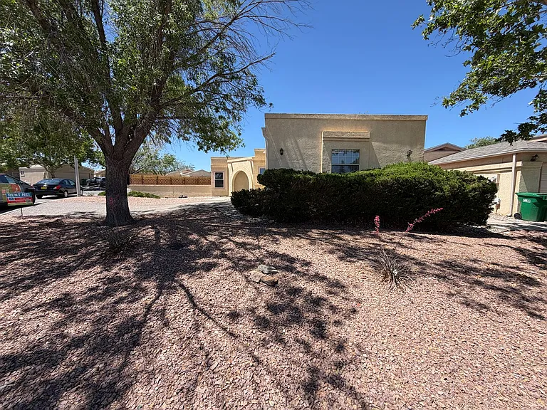 1941 Lee Loop NE — Photo 3