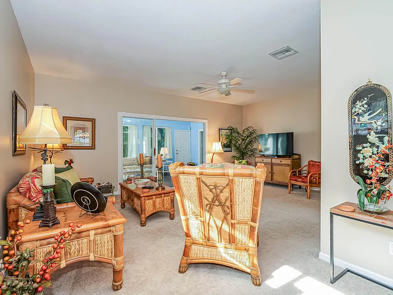 335 Hawthorne Ln — Photo 3