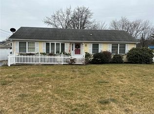 17 Leslie St, Windsor Locks, CT 06096