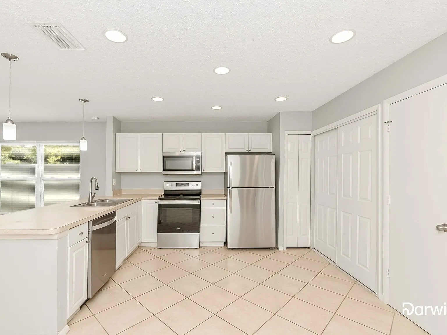 3 bed, 2.0 bath, 1242 sqft, $2,565 — Photo 3