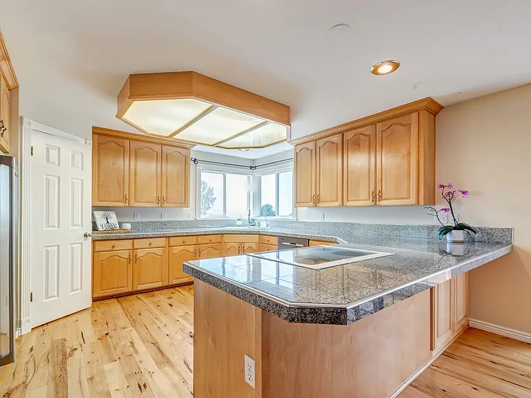 1273 E Grayson Ct — Photo 1
