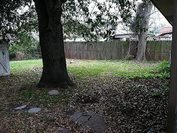 4th image of 319 E Adoue St