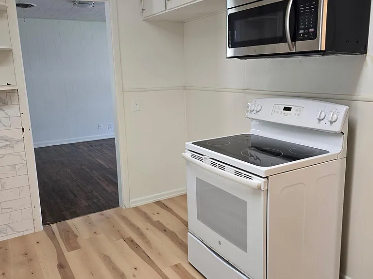 811 E Navarro Ave — Photo 5