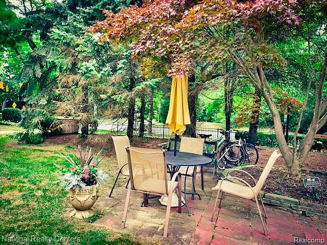 2 bed, 1.0 bath, 900 sqft, $1,300 — Photo 3
