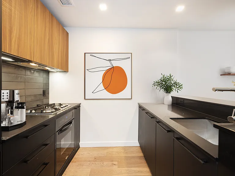 411 35th St #2R — Photo 8