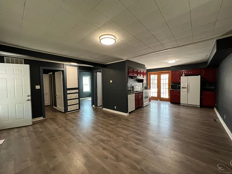 141 S Custer Ave — Photo 11