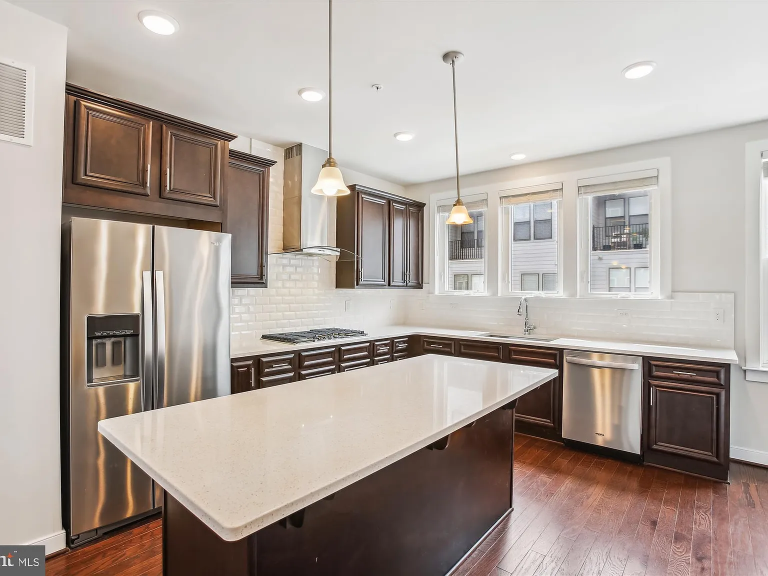 3 bed, 5.0 bath, 2718 sqft, $3,500 — Photo 4