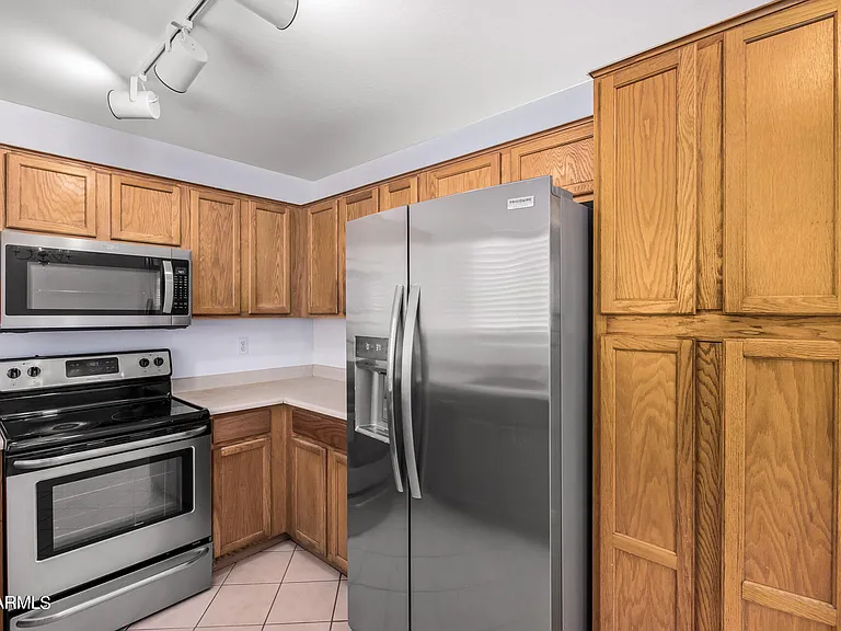 1525 W Burgess Ln — Photo 11