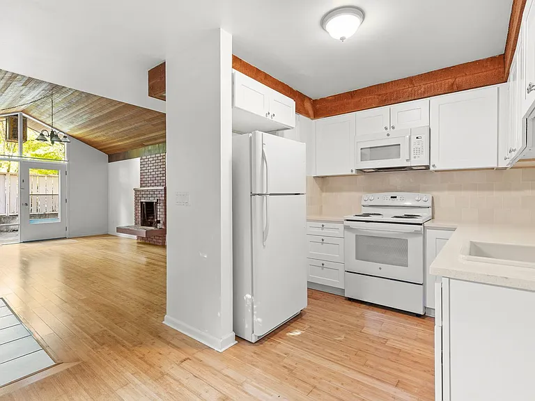 6780 SW Canyon Ter #3 — Photo 1