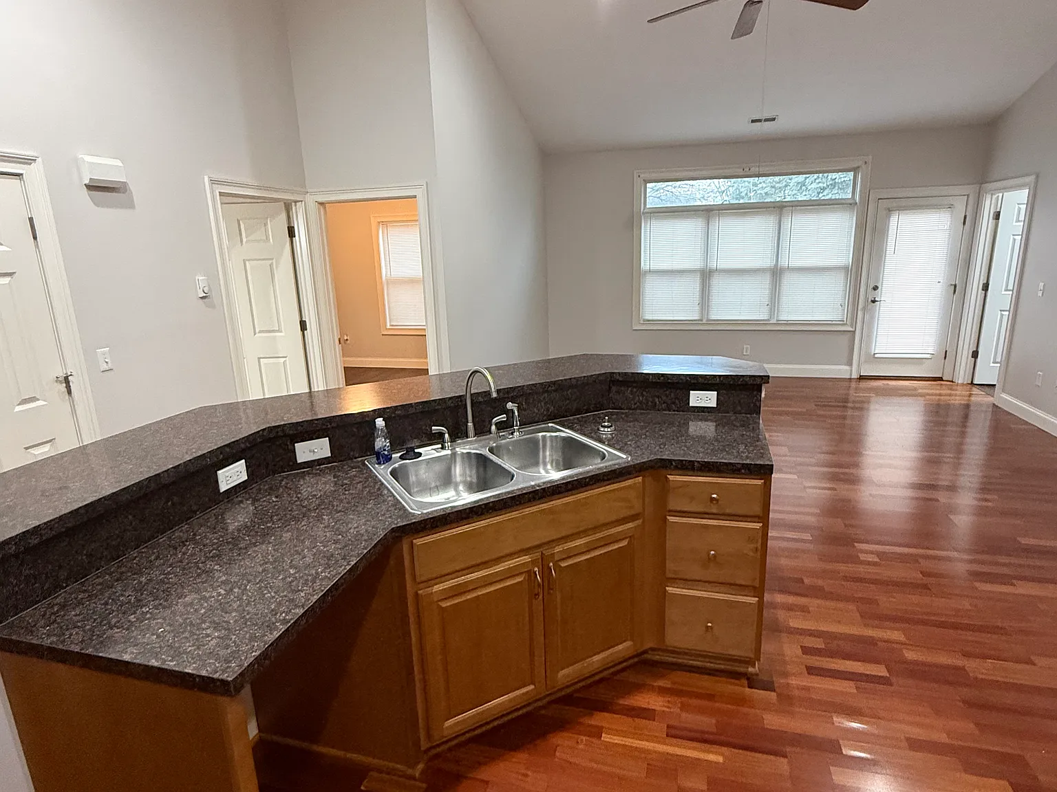 2 bed, 950 sqft, $1,100 — Photo 4
