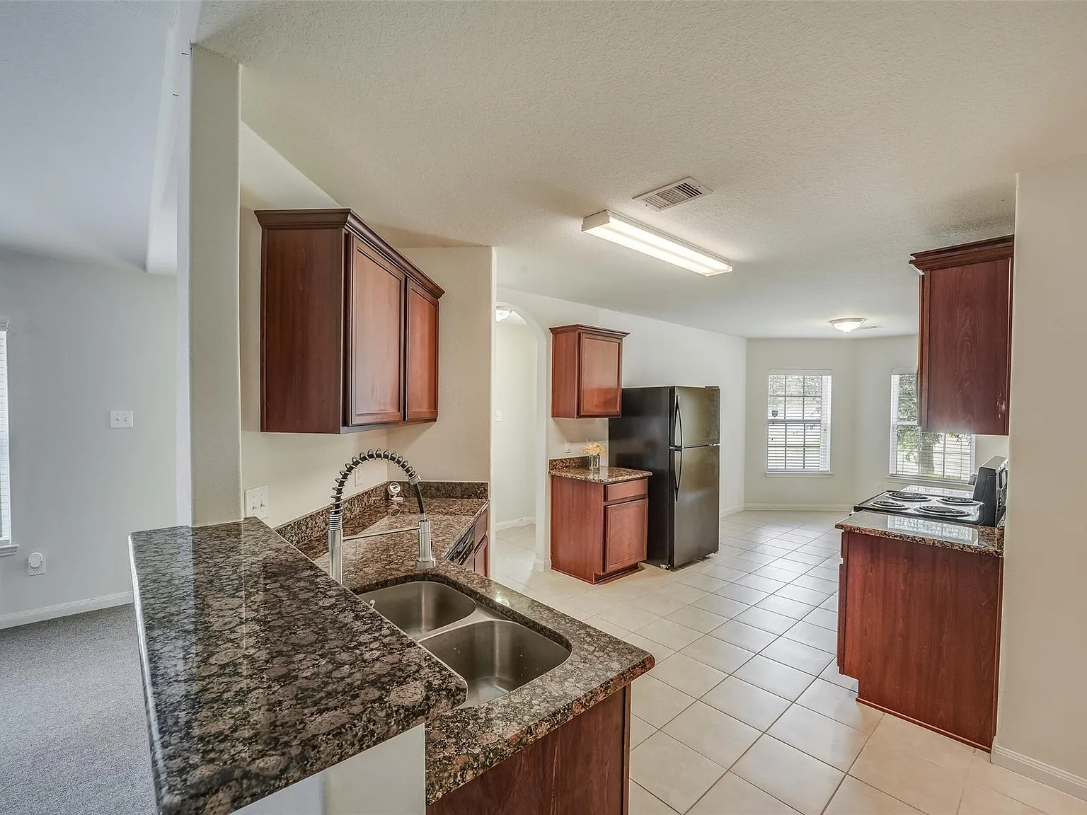 4 bed, 2.0 bath, 1889 sqft, $2,150 — Photo 2