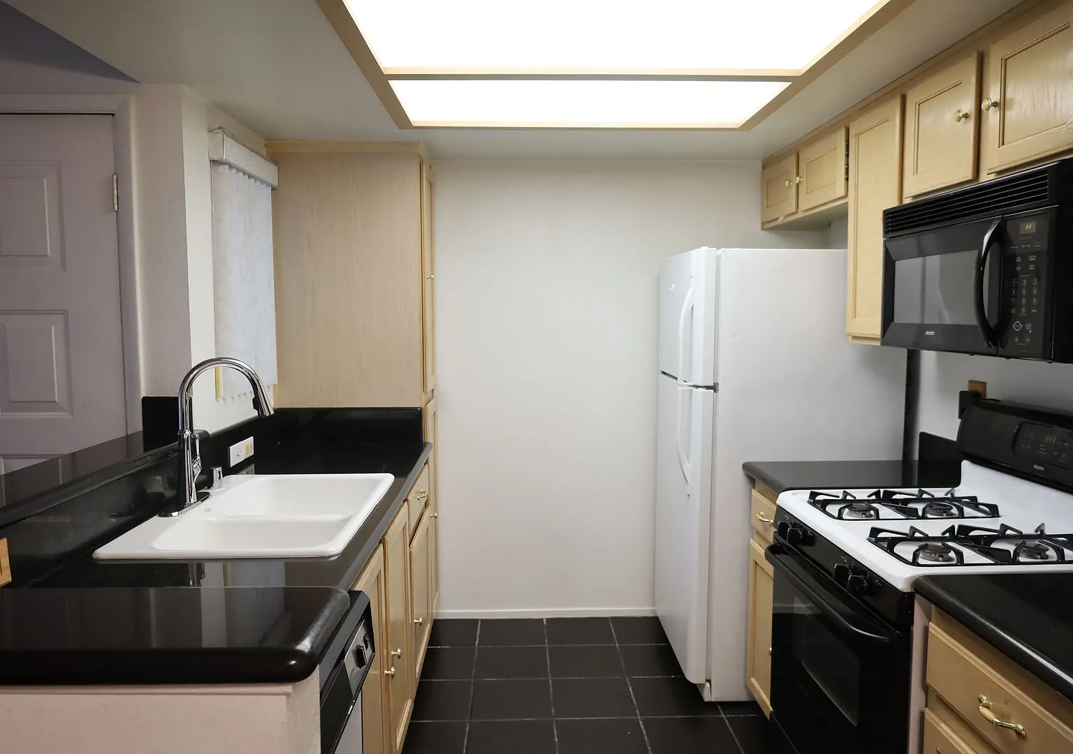 Lovely One Bedroom One Bathroom Apartment! — Photo 4