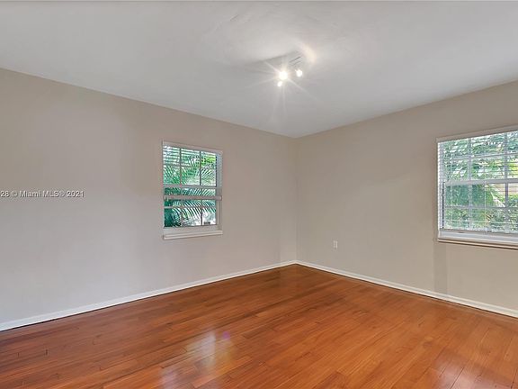5th image of 18 Carmona Ave