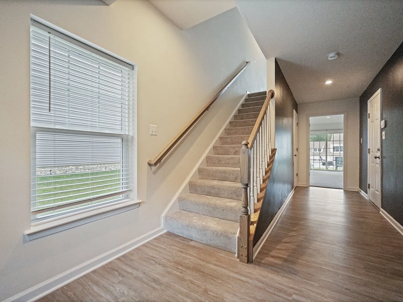 3 bed, 3.5 bath, 2200 sqft, $2,900 — Photo 2