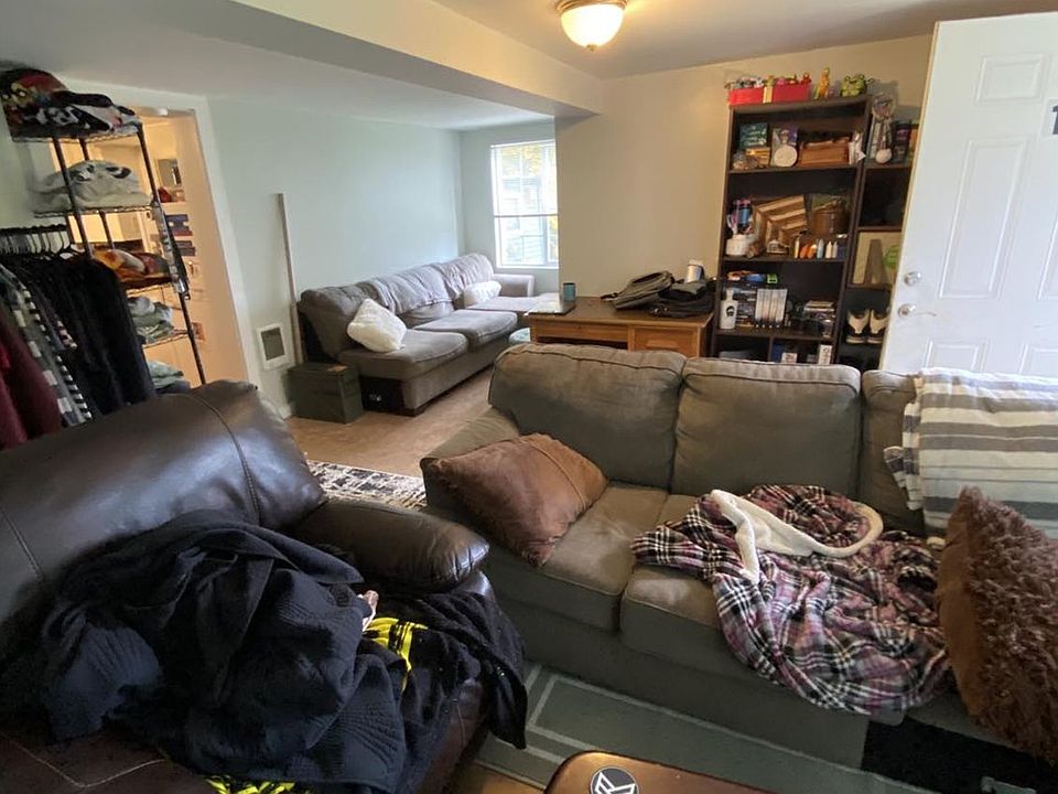 Living Room>