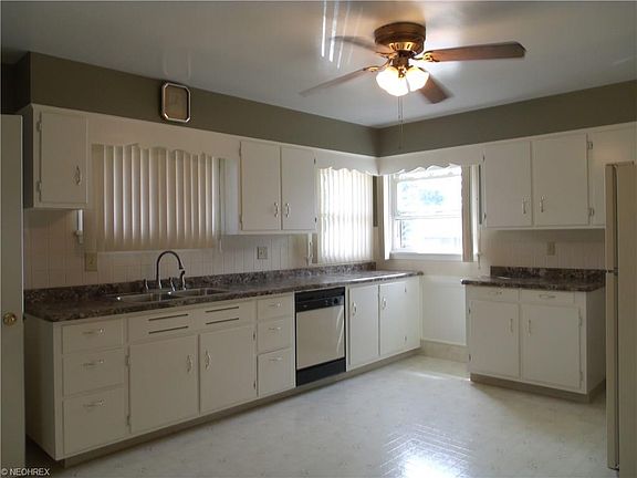 3rd image of 969 Lawrence Ave