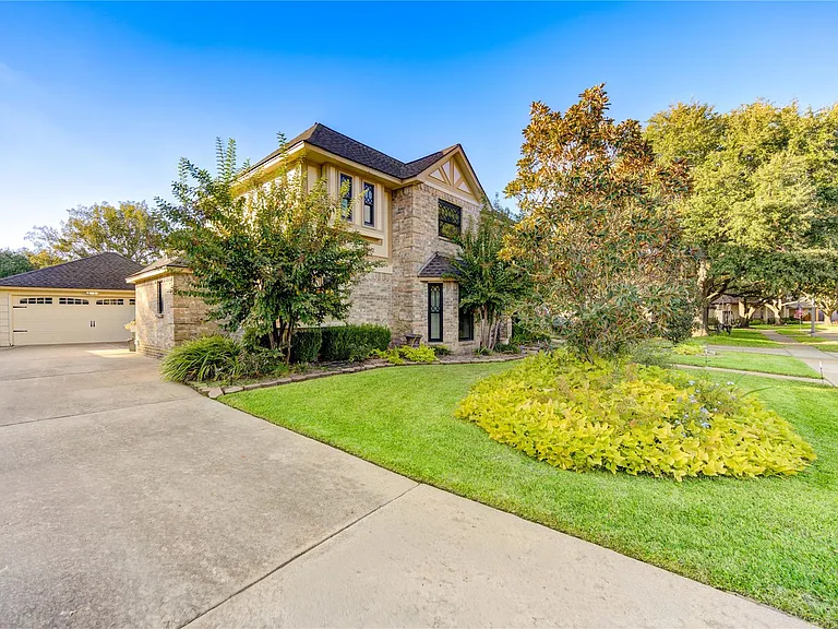 22526 Cove Hollow Dr — Photo 2