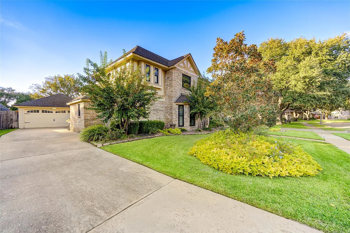 Building Photo - 22526 Cove Hollow Dr