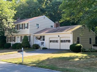 58 Meadowood Ln, Old Saybrook, CT 06475