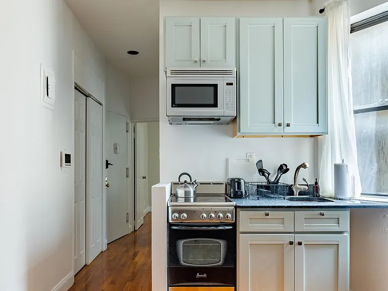 611 E 11th St #B — Photo 13
