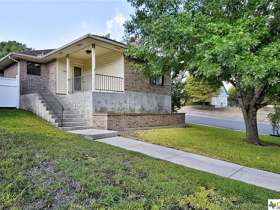 3rd image of 1002 Sandalwood Dr