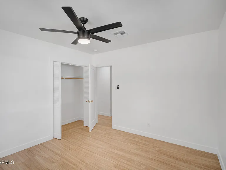 4028 E Edgemont Ave — Photo 32