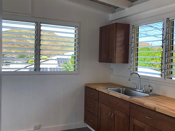new cupboards, new sink, new floor. Cross breezes, ceiling fans for cool days. Built in AC for hot days.