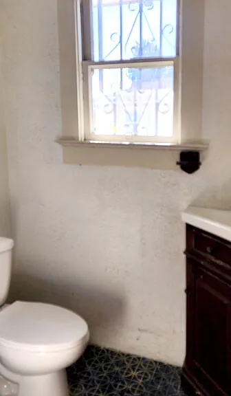 1130 S Hoover St — Photo 12