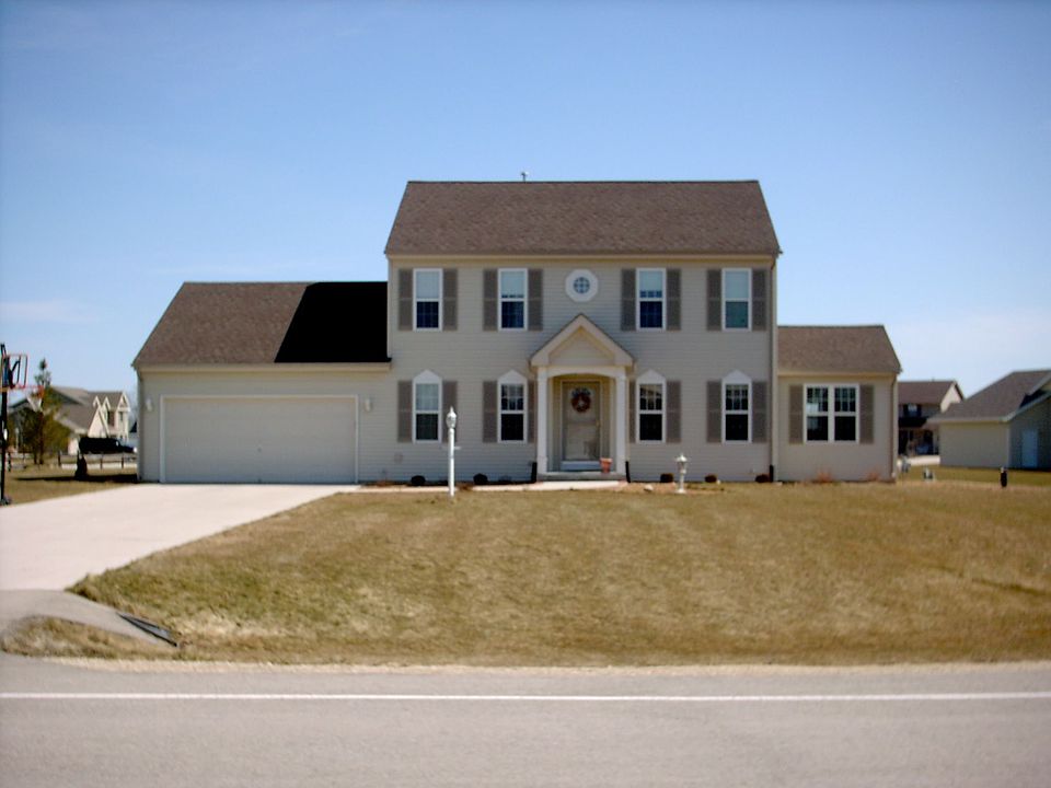 4 bdrm, 2.5 bath, 2165 sq ft, .5 acre
