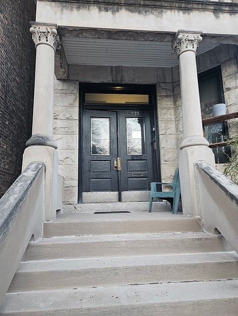 1st image of 935 N Hoyne Ave #3