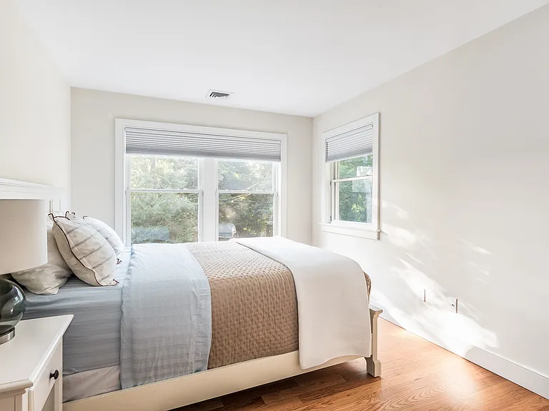 27 Kings Point Rd — Photo 12