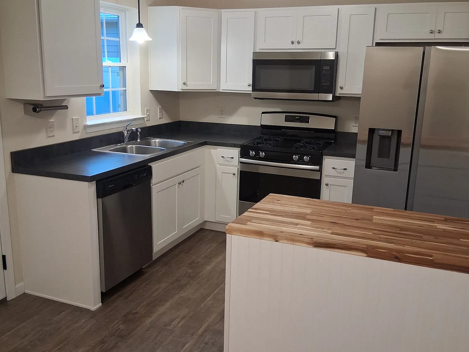 3 bed, 2.5 bath, 1449 sqft, $2,150 — Photo 2