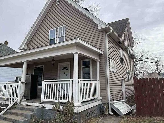 3rd image of 1625 E Ave Ne