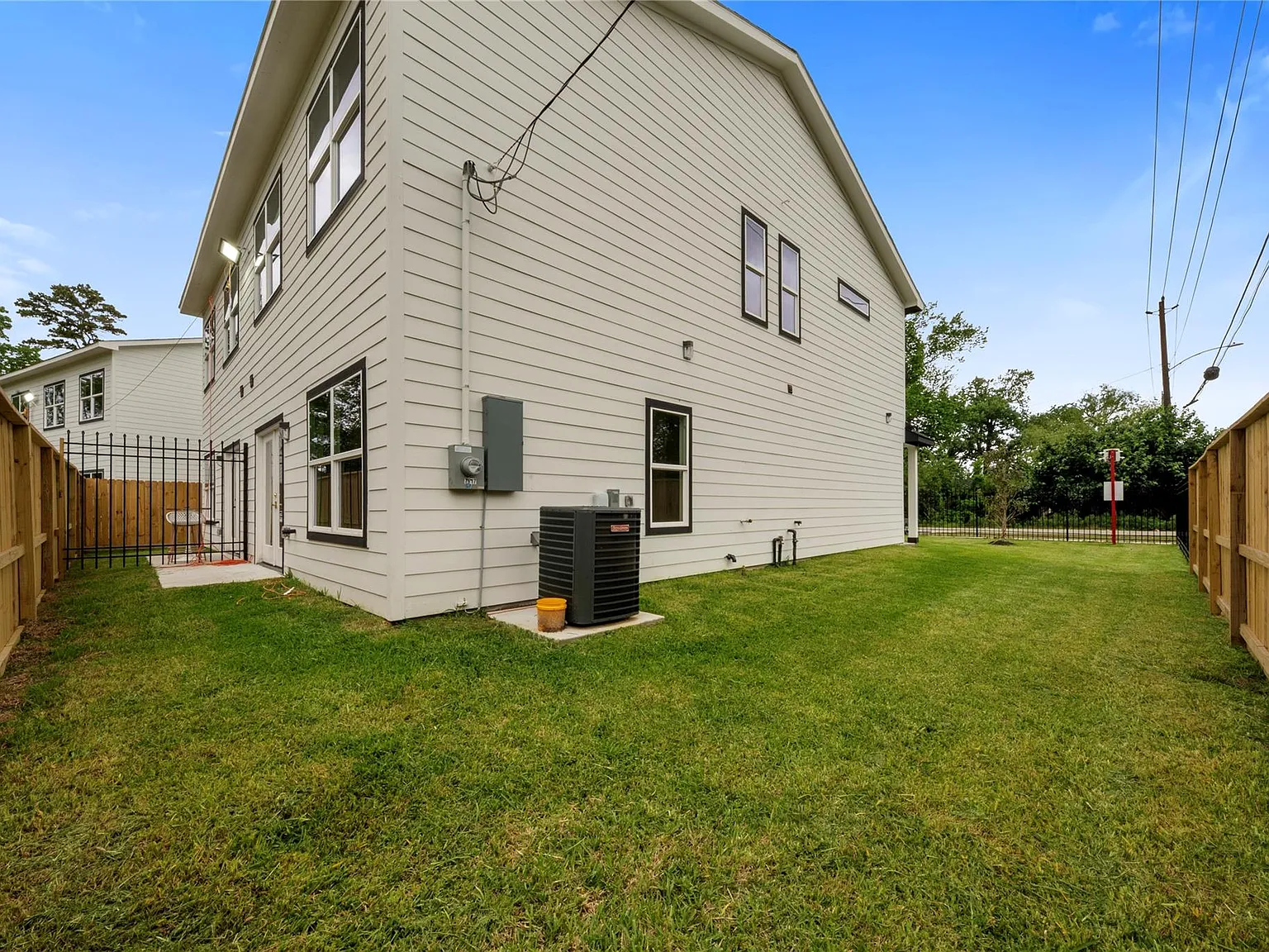 3 bed, 2.5 bath, 1500 sqft, $1,890 — Photo 3