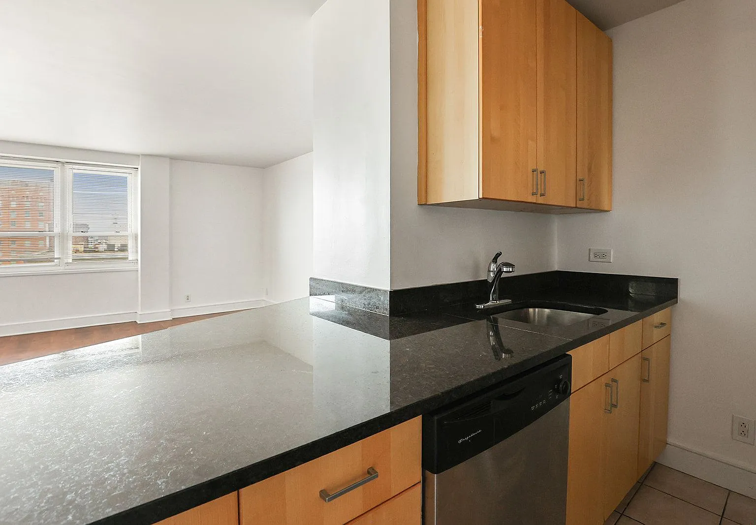 1 bed, 1.0 bath, $900 — Photo 3