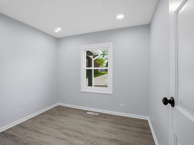 915 Mayfield Dr — Photo 18