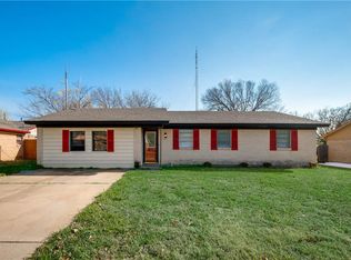 6729 Robindale Rd, Forest Hill, TX 76140