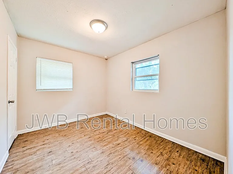 1059 Glencarin St — Photo 6