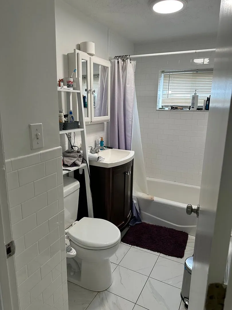 Charming 2 Bedroom-No Broker Fee — Photo 2